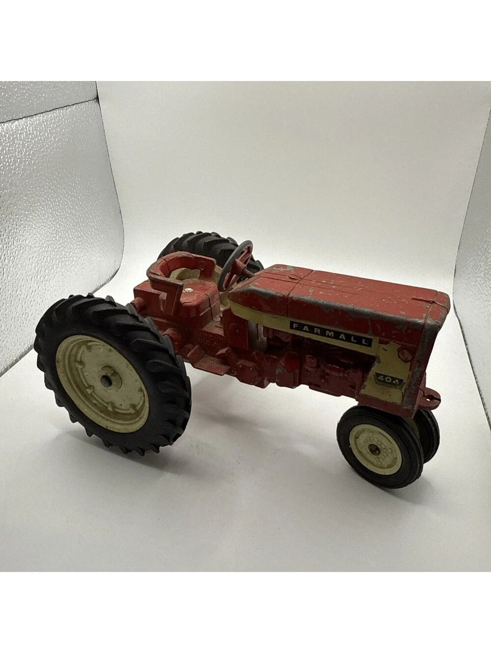 ERTL IH FARMALL 404 TRACTOR WHITE RIM NARROW FRONT